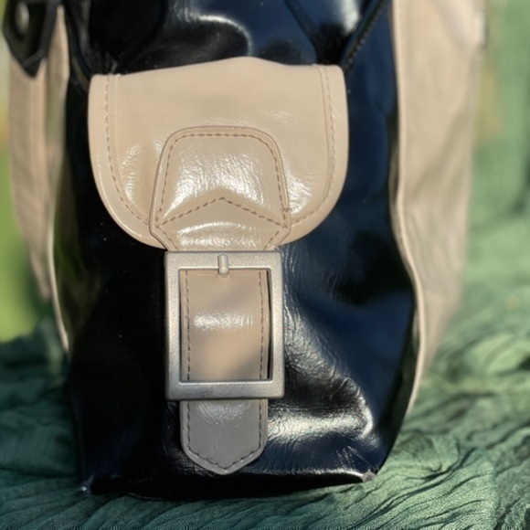 Kenneth Cole Reaction Handbag/ purse. Black. - Picture 3 of 16